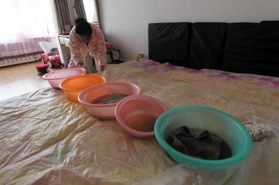 费县楼上漏水，住户失联，小区没物管，业主维权难！律师来支招……